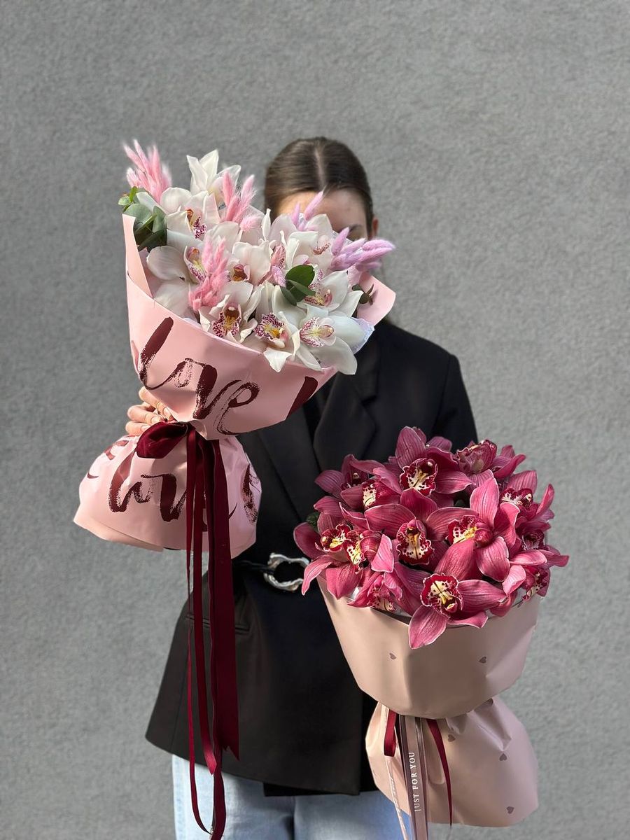 Wide Embrace — order with delivery in Barcelona. Price €98