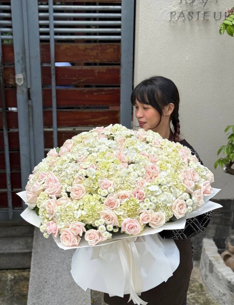 White Grandeur — order with delivery in Hanoi. Price $430