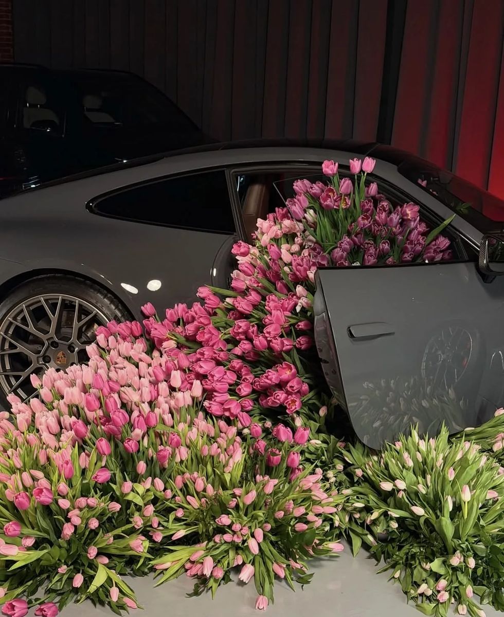 Flower Delivery in Istanbul — A Guide to Districts, Hotels and Seasonal Bouquets