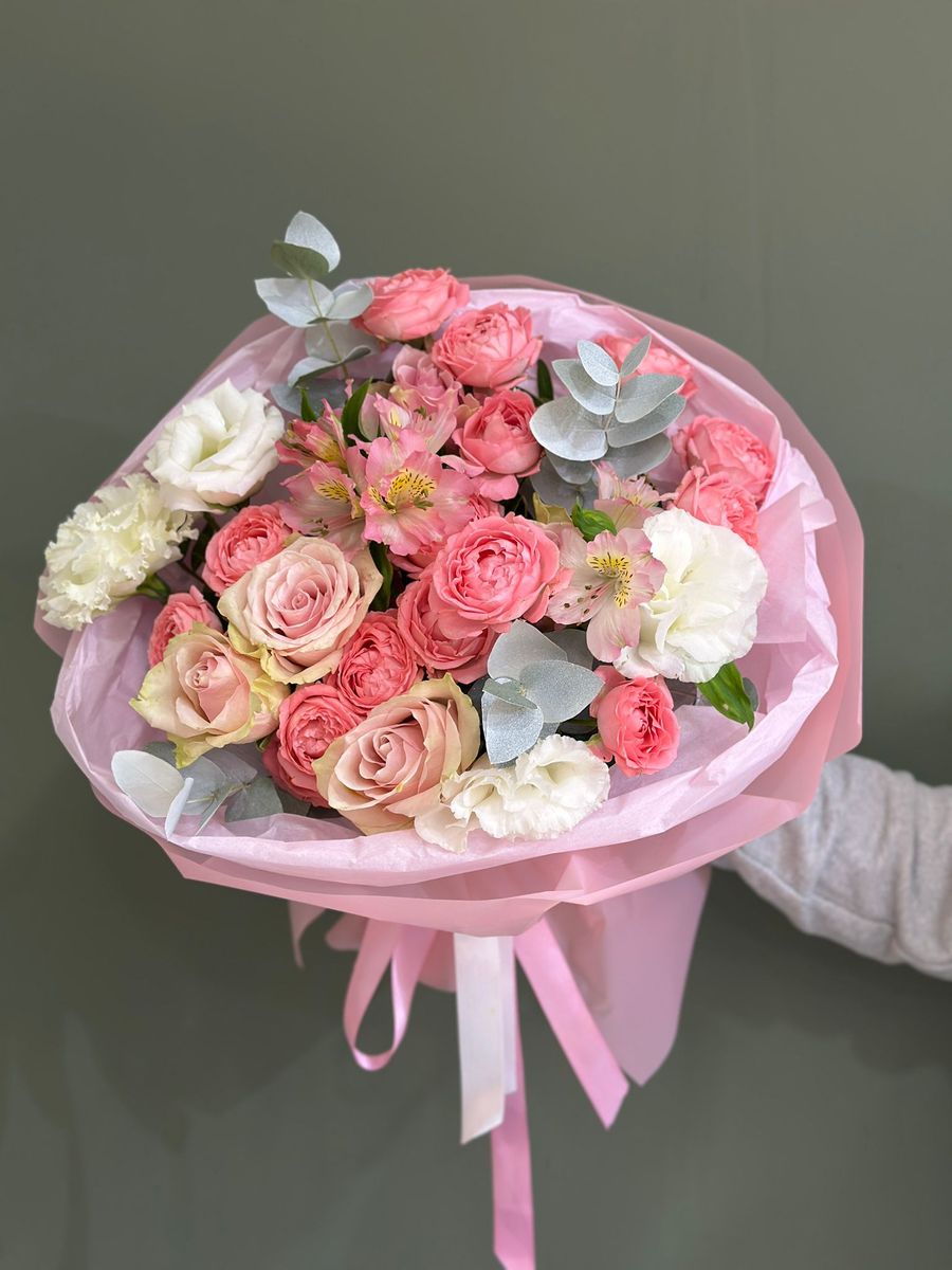 A delicate bouquet of pink peony roses, alstroemeria and white lisianthus with eucalyptus in pink wrapping — Antalya