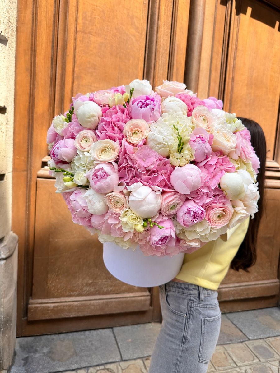 Gaia Peonies — order with delivery in Porto. Price €1200